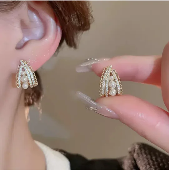 Pearl and stone stud