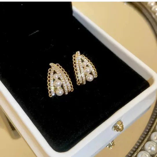 Pearl and stone stud